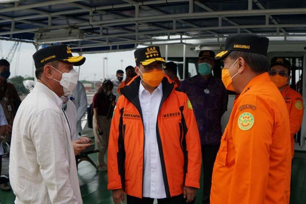 Menhub Tinjau Kapal...