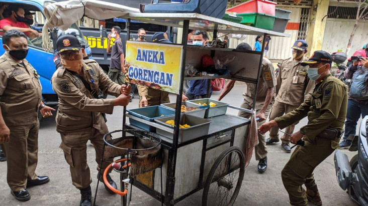 Lapaknya Ditertibkan,...