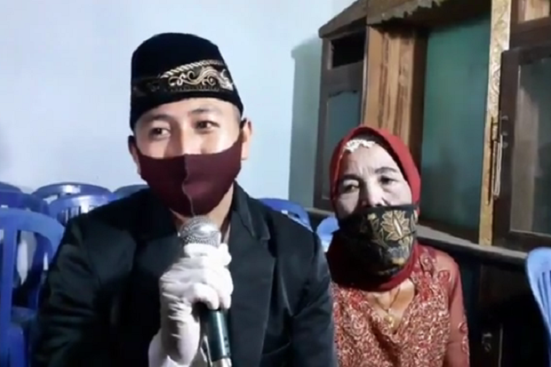 Kenalan di Pasar, Pemuda...