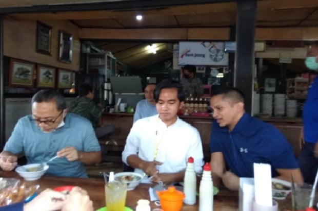 Usai Makan Soto Bareng,...