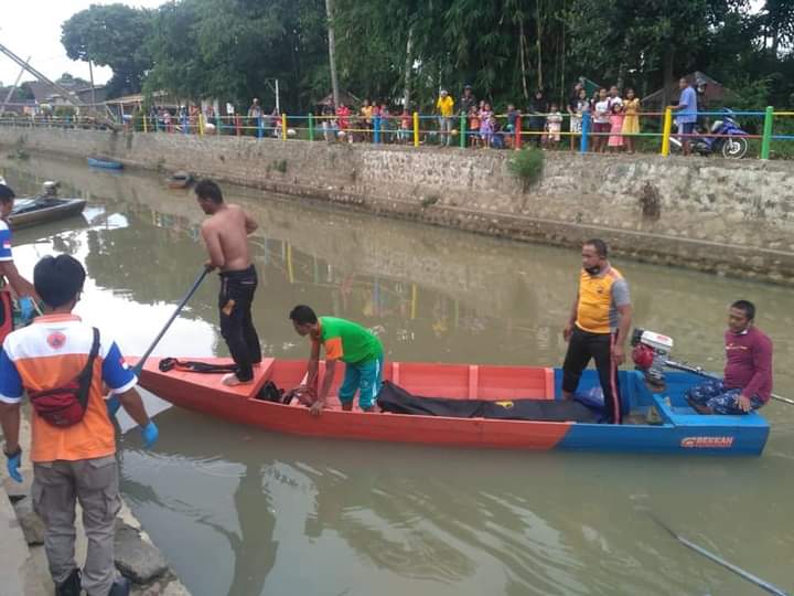 Perahu Bocor, Pemuda...