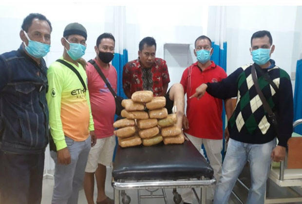 Dagang Ganja, Pasutri...
