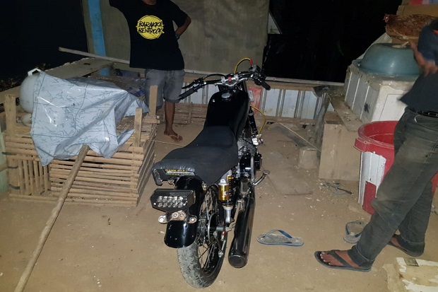 Dua Pengendara Motor...