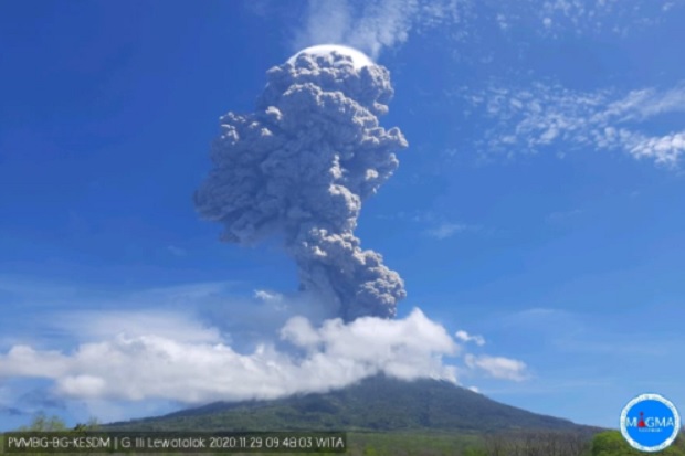 Gunung Ili Lewotolok...