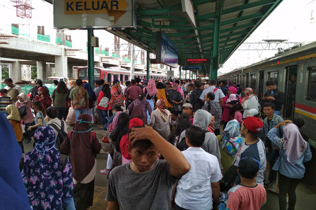 Kwong....! Stasiun Manggarai...