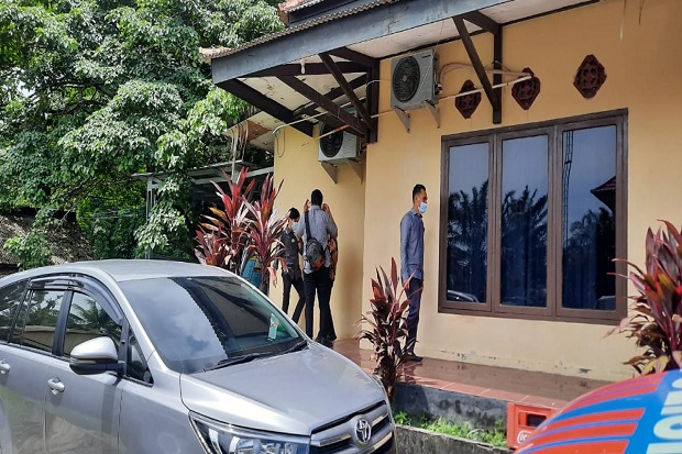 KPK Periksa Sejumlah...
