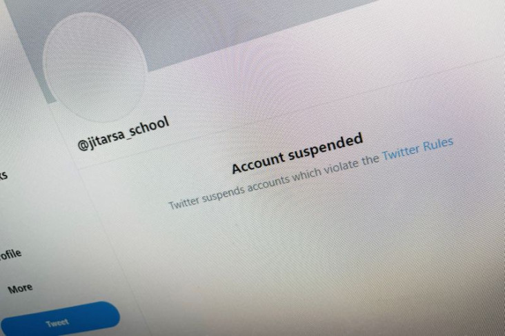Twitter Blokir Akun...