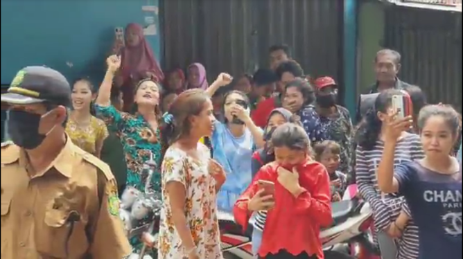 Emak-emak di Medan Histeris,...