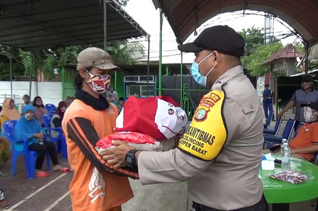 Bagi-bagi Sembako di...