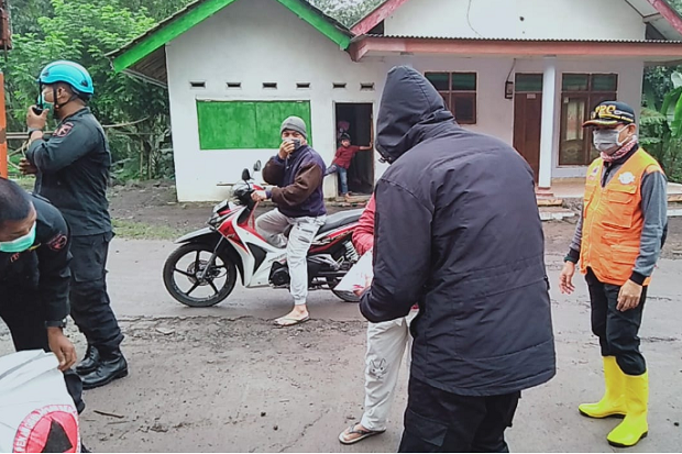 Gunung Semeru Luncurkan...
