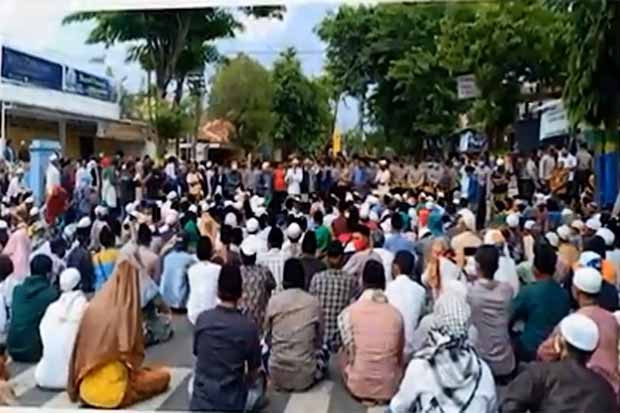 Rumah Mahfud MD Dikepung,...