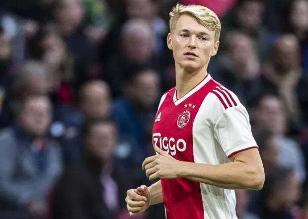 Bek Muda Ajax Tolak...