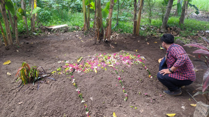 Tengah Malam, Makam...