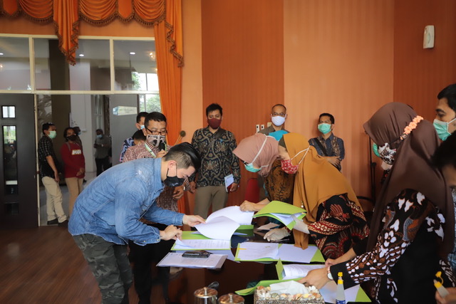 212 Hotel dan 783 Restoran...