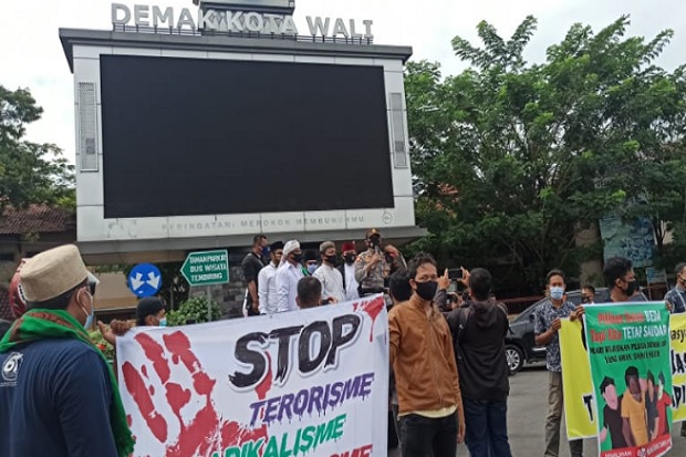 Tak Berizin, Demo Tolak...