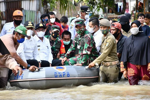 Naik Perahu Karet, Gubernur...