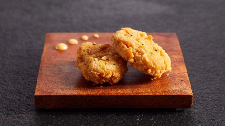 Menikmati Chicken Nugget...