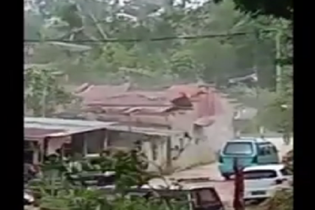 Atap Rumah Beterbangan,...