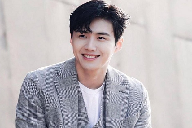 Pakaian Kim Seon Ho...