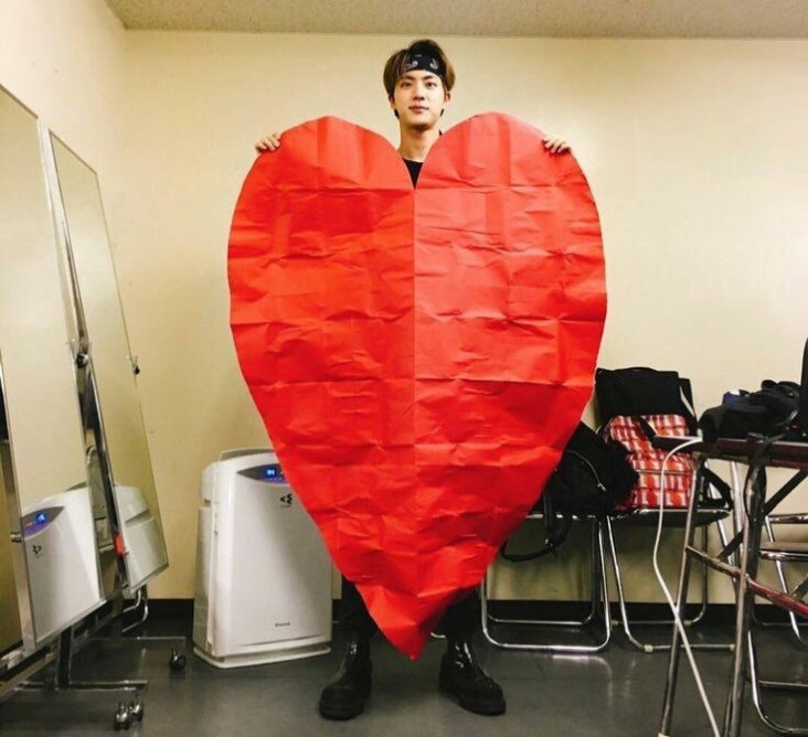 Jin BTS Ulang Tahun,...