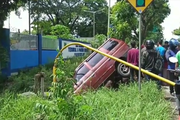 Hindari Pemotor, Minibus...