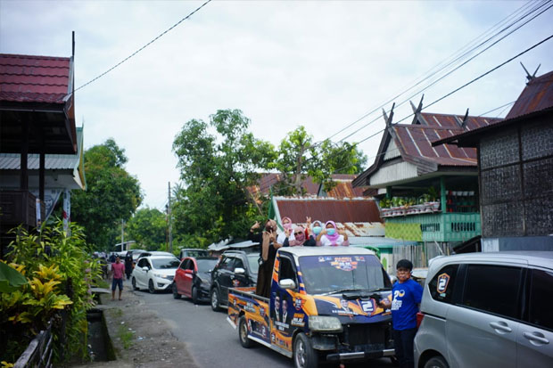 Warga Berbondong-bondong...