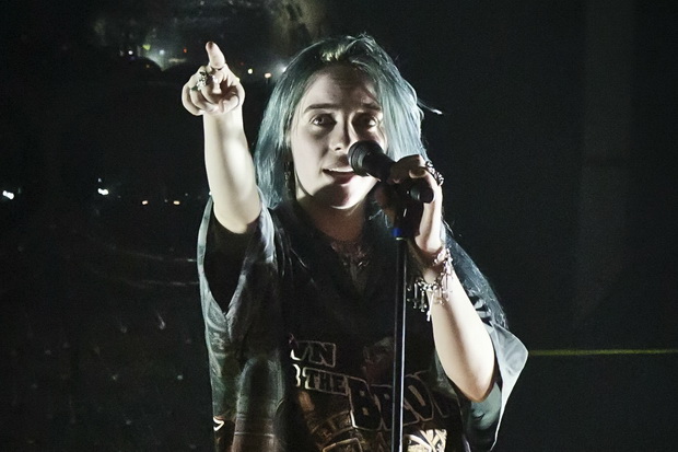 Tur Gagal Total, Billie...