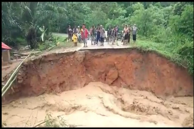 Diterjang Banjir Bandang,...