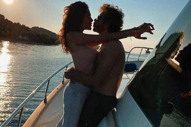 Rossi dan Sofia Novello...