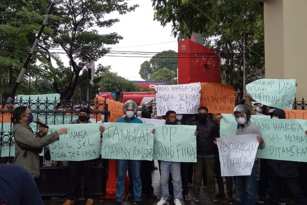 Diduga Fitnah JK, Ratusan...