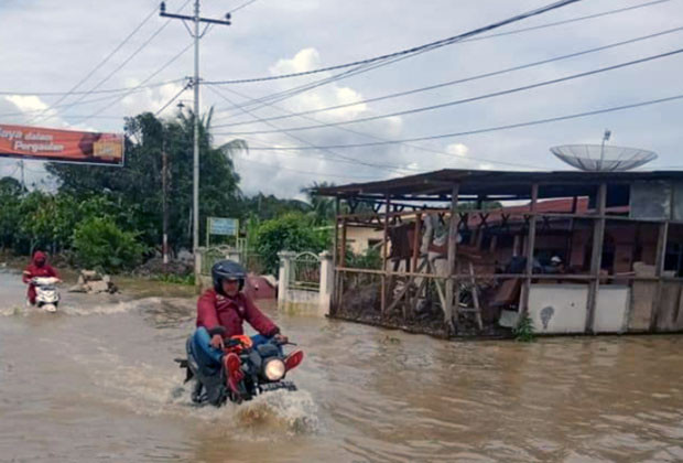 Curah Hujan Tinggi,...
