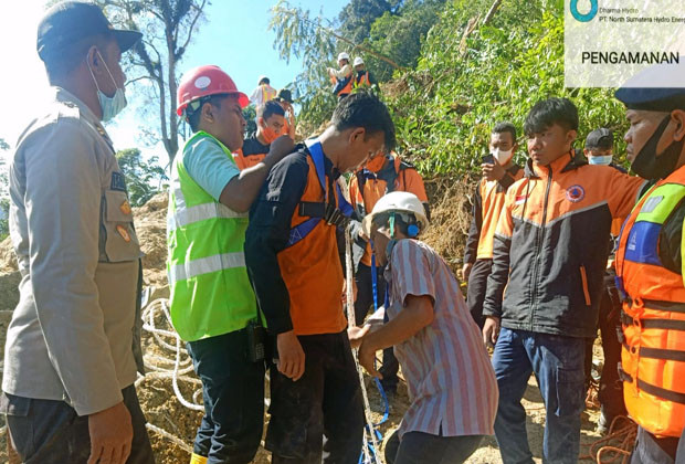 Bersihkan Material Longsor,...