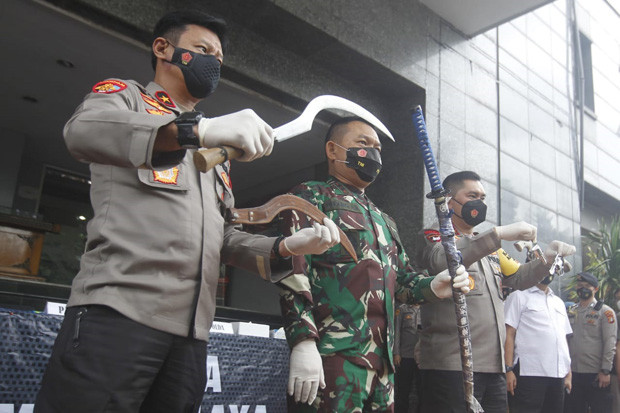 Diserang, Polisi Tembak...