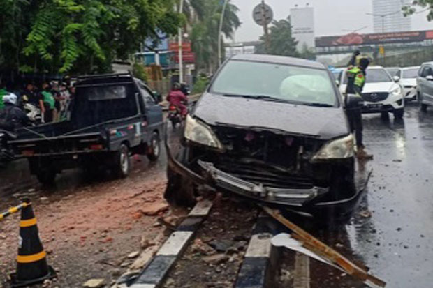 Diduga Jalan Licin,...