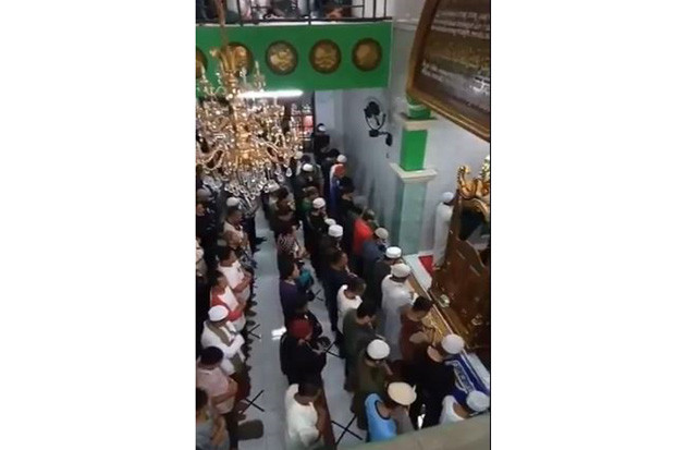 Warga Petamburan Salat...