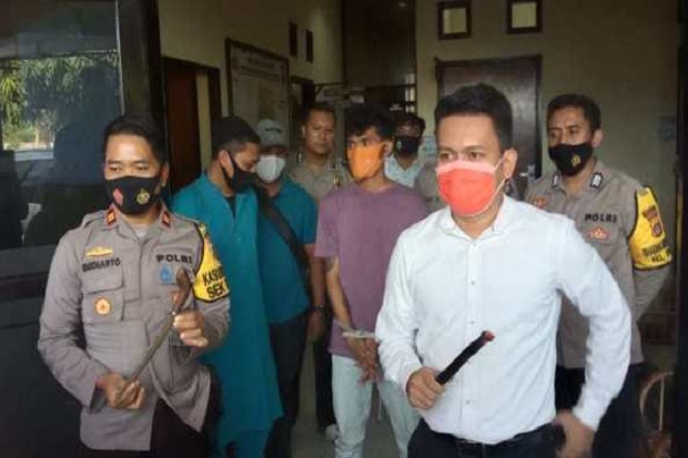 Lakukan Penikaman di...