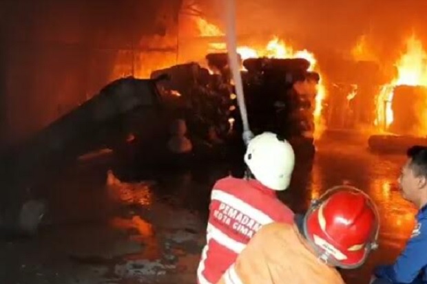 Kebakaran Hebat Pabrik...