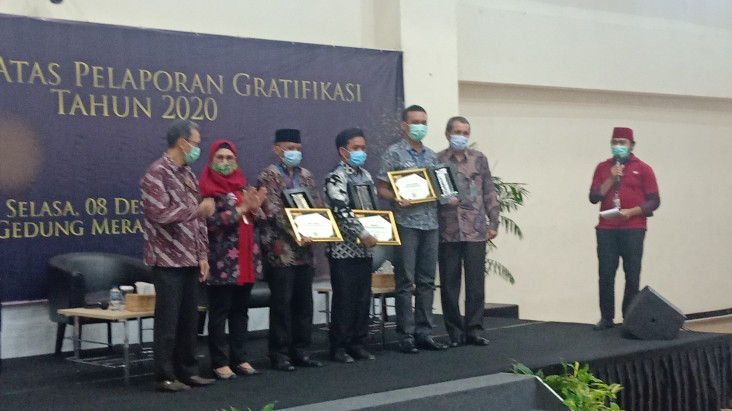 Tolak Uang Rp100 Juta,...