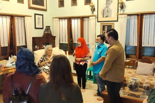 Besuk Meriyati Hoegeng,...