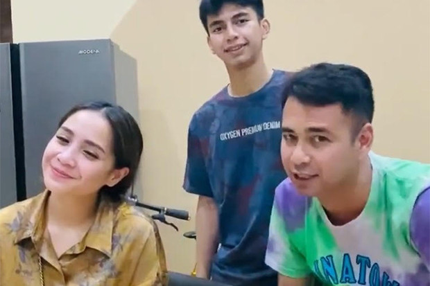 Raffi Ahmad Beri Ibunda...