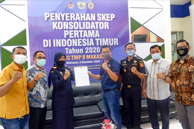 Bea Cukai Makassar Serahkan...
