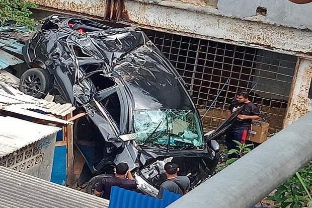 Terjun Bebas, Mobil...