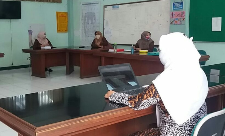 Siswa Dilarang Naik...