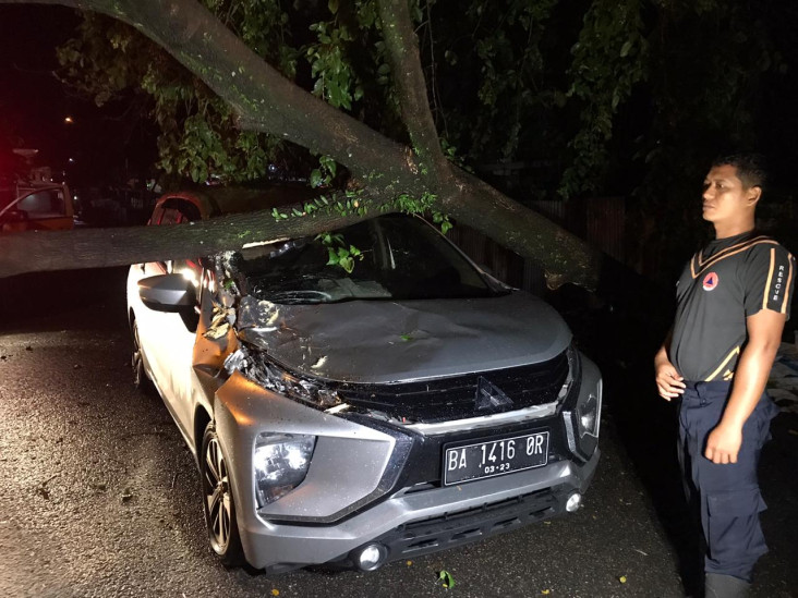 Mitsubishi Xpander Tertimpa...