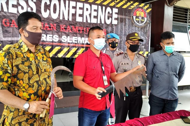 Bawa Clurit, Dua Remaja...