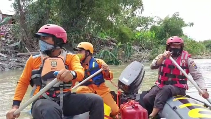 Pencarian Korban Banjir...