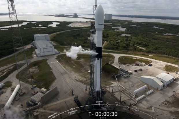SpaceX Batalkan Peluncuran...