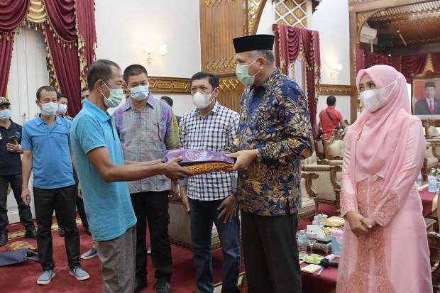 Gubernur Sambut dan...