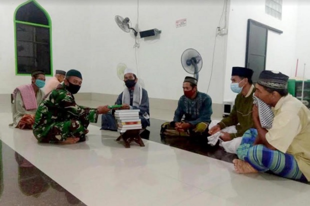 Marinir Serahkan Kitab...