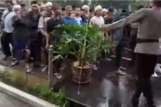 Massa FPI Geruduk Mapolres...